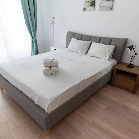 B&v 706 Coresi - Balcony & Free Parking Apartment