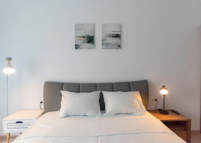 B&v 706 Coresi - Balcony & Free Parking